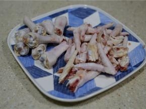 将鸡爪剪切好备用。