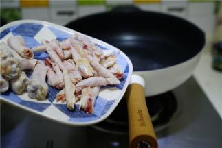 锅里加水煮开，下适量细盐，将鸡爪洗好之后下锅煮三到五分钟。