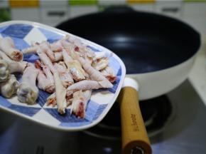 锅里加水煮开，下适量细盐，将鸡爪洗好之后下锅煮三到五分钟。