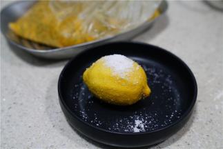 将百香果取果肉，我是用冰冻的百香果肉，然后将柠檬用细盐搓洗备用。