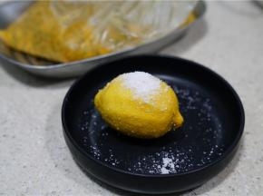 将百香果取果肉，我是用冰冻的百香果肉，然后将柠檬用细盐搓洗备用。