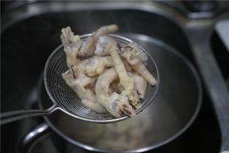 煮好的鸡爪重复过三次冰开水，我是冰块加凉开水备起来得。