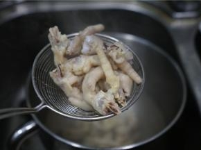 煮好的鸡爪重复过三次冰开水，我是冰块加凉开水备起来得。
