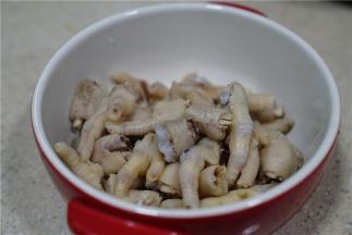 多次的泡洗，是为了冲洗掉表面的胶制，使泡制出来的鸡爪更为清爽。