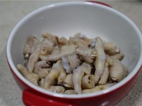 多次的泡洗，是为了冲洗掉表面的胶制，使泡制出来的鸡爪更为清爽。
