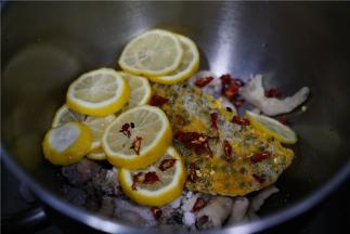 然后配入柠檬，百香，辣椒，芥末，白糖，细盐，鸡精。