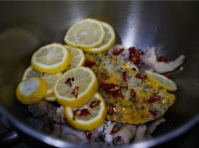 然后配入柠檬，百香，辣椒，芥末，白糖，细盐，鸡精。