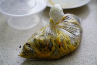 将调好味的鸡爪入保鲜袋里，一边腌制入味一边搓袋至鸡爪均匀挂味，腌制的时间至少要一个晚上。