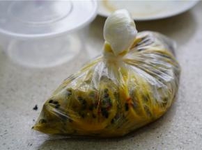 将调好味的鸡爪入保鲜袋里，一边腌制入味一边搓袋至鸡爪均匀挂味，腌制的时间至少要一个晚上。