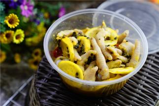 如图就是腌制好的鸡爪超有味哦。