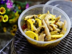 如图就是腌制好的鸡爪超有味哦。