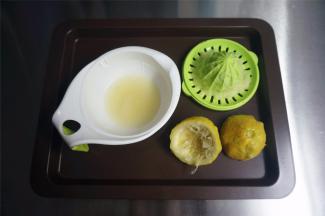 柠檬1个榨汁备用。