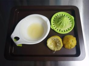 柠檬1个榨汁备用。