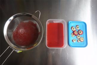 草莓100克，洗净去蒂后直接用料理机打成草莓果泥汁，过筛备用。