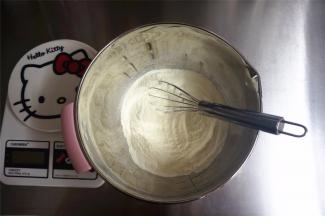 将80克启赋奶粉和80克玉米淀粉混合。