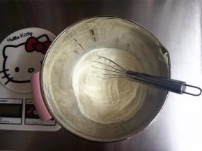 将80克启赋奶粉和80克玉米淀粉混合。