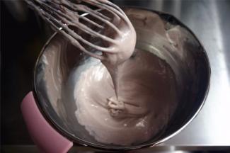 分次加入草莓汁，混合面糊，使面糊变得浓稠，捞起滴落时不太顺滑的状态。