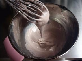 分次加入草莓汁，混合面糊，使面糊变得浓稠，捞起滴落时不太顺滑的状态。