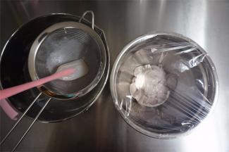 将面糊过筛，并封上保鲜膜保湿。