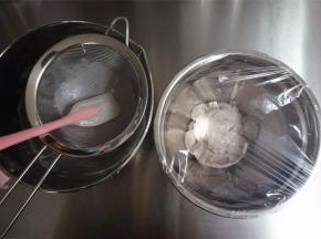 将面糊过筛，并封上保鲜膜保湿。
