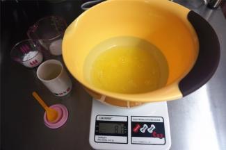 称量蛋白，加入8克柠檬汁。