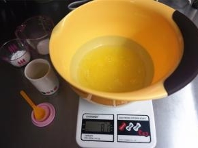 称量蛋白，加入8克柠檬汁。