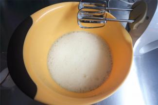 先用低速搅打至鱼眼泡状态，加入第一次细砂糖（16克细砂糖分3次加入，每次5克左右）。