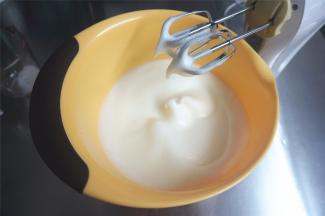 转中速搅打至呈现细腻的气泡状态时，加入第二次细砂糖。