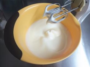 转中速搅打至呈现细腻的气泡状态时，加入第二次细砂糖。