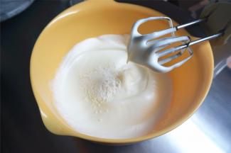 然后继续中速搅打，至湿性发泡（大弯钩）状态时，将剩余的细砂糖以及8克玉米淀粉一同加入。