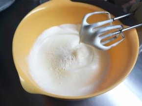 然后继续中速搅打，至湿性发泡（大弯钩）状态时，将剩余的细砂糖以及8克玉米淀粉一同加入。