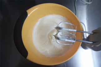 最后高速搅打至干性发泡（小弯钩）状态时，停止打发。