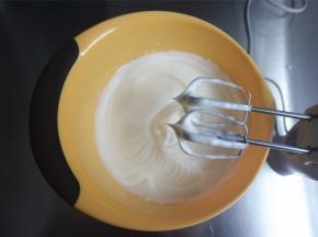 最后高速搅打至干性发泡（小弯钩）状态时，停止打发。