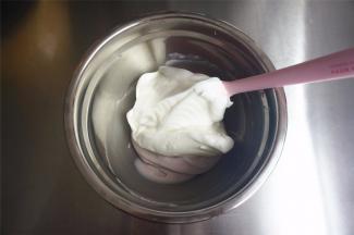 将三分之一的蛋白糊与刚才的草莓面糊混合。混合前可以用橡皮刮刀先搅拌一下草莓面糊，恢复它的状态更容易混合。