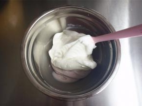 将三分之一的蛋白糊与刚才的草莓面糊混合。混合前可以用橡皮刮刀先搅拌一下草莓面糊，恢复它的状态更容易混合。