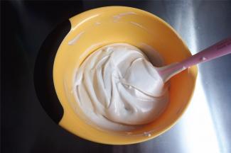 然后将混合物倒入到剩余的蛋白糊中，大幅度翻拌均匀。