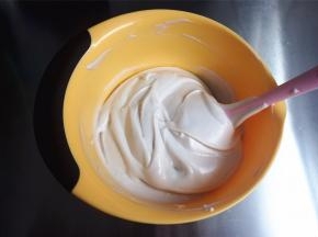 然后将混合物倒入到剩余的蛋白糊中，大幅度翻拌均匀。