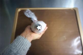 将面糊装入裱花袋中，裱花嘴使用任意菊花嘴都可以，我用的是5齿花嘴。