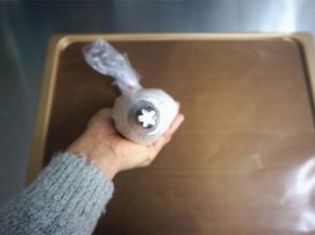 将面糊装入裱花袋中，裱花嘴使用任意菊花嘴都可以，我用的是5齿花嘴。