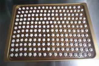 每个溶豆之间保持一定的间隔，虽然不会膨胀太多，但是可以方便之后取下。大小与指甲相当即可。