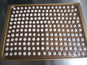每个溶豆之间保持一定的间隔，虽然不会膨胀太多，但是可以方便之后取下。大小与指甲相当即可。