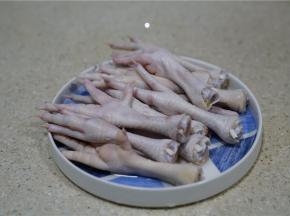 备好鸡爪十只。