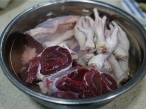 将鸡爪剪好杂质之后，再用清水泡洗一下。（忽略牛肉，牛肉另外开菜谱）
