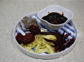 然后备好卤料，传统的潮汕卤料包，卤酱，白糖，生姜红枣及辣椒。