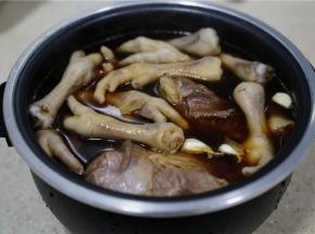 将泡洗好并焯好的食材入电饭煲，再加入酱汁加入老卤水。