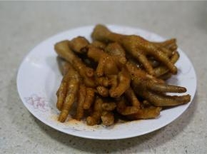 电饭煲选择煲汤模式，卤鸡爪只要半小时就好，卤好之后就夹出锅。