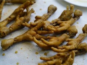 再洒上适量的烤肉粉在表面。