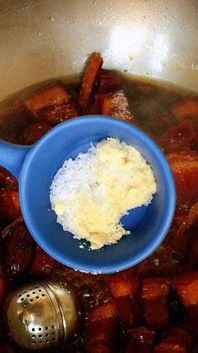 鸡精味精，继续加盖焖煮一小时