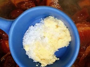 鸡精味精，继续加盖焖煮一小时