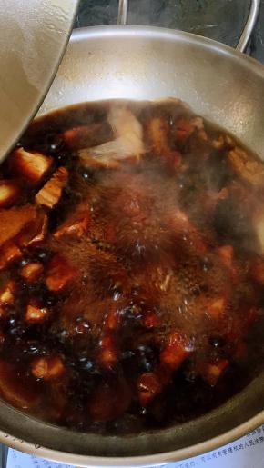 大火煮滚，转小火加盖焖煮一小时